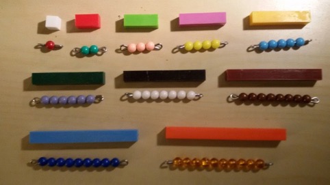 Il centinaio a confronto: a sinistra le 100 perle Montessori; nel